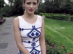 Ervaar de rauwe kracht van de straat wanneer een sexy Tsjechische babe