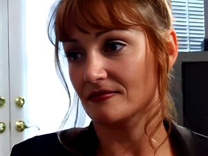  Sexigt rött huvud MILF slampa har svettig sexig med en ny kille. 