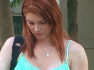 Une mignonne rousse à gros seins se fait baiser une énorme bite. Le