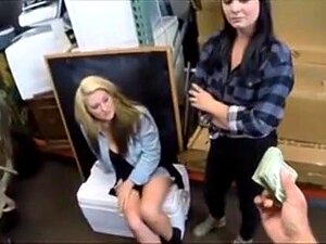 Bombes blondes et brunes baisent à trois avec un mec pion,