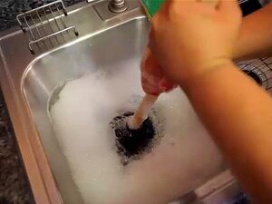 Sexy Busty Plumber Kacey Parker entwässert einen BBC-Schwanz