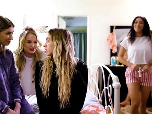 Slumber-Lesbenparty, aufgeführt von Khloe Kapri und Gia Derza