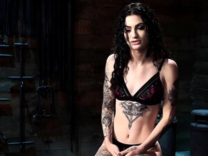 Babe gebonden in ketens naar een houten post gets Tepels pulled