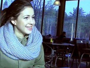 Venäläinen söpöläinen saa kyytiä kahdelta jätkältä vessassa.