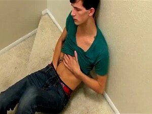Het twink Den kåta bottenpojken jobbar med sin plats och kikar som
