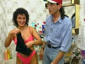 Reife Frau spritzt im Badezimmer - Julia Reaves