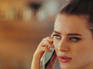 TUSHY Lana Rhoades gibt eine Analsex-Show ab