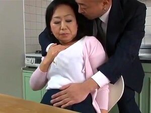 Alte japanische Stiefmutter giert nach dem Verbündeten ihres