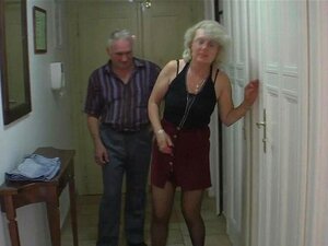 Stiefsöhne Mama bringt ihrem süßen Mädchen einige schmutzige