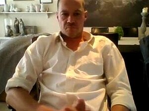 Se hur Camwanker rycker av sin stora omskurna kuk på webbkameran