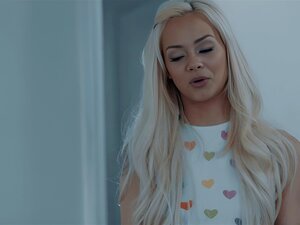 Verführerische blonde süße Babysitterin Elsa Jean weiß, wie man