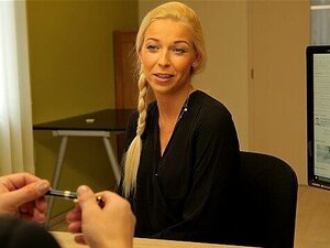 Blauäugige Lassie verdient Geld mit schmutzigem Sex im Auto