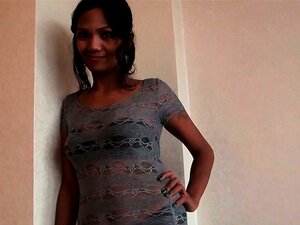 Schlanke Filipina-Prostituierte gibt einen sinnlichen Blowjob