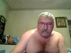 Opa vor der Webcam