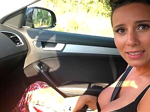 Heiße Fahrt! Vollbusige Schönheit gibt einen beeindruckenden Blowjob