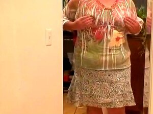 Travestito paffuto in gonna e mutandine, Vestirsi, giocare.