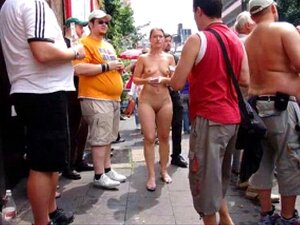 CMNF - Öffentliche Nacktheitsmädchen