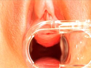 Kippen masturberen. Twee stoute meiden spelen met dildo en komkommer
