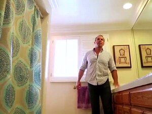 Ruskea söpöläinen kaunotar Tomi Taylor yllättää isäpuolensa