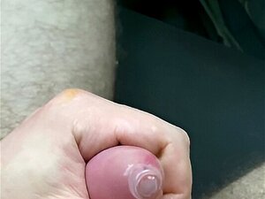 Cumshot in ein Kondom handjob im Wald