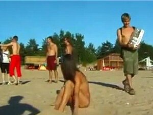 Schöne nackte Frau am Strand