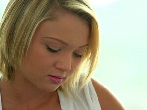 Frische, freche blonde Schönheit. Frische, knackige Blondine mit