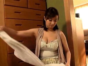 Mio Takahashi tettuta strofina clitoride e mutandine