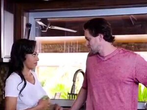 Geile stiefvader neukt BEIDE hete ebbenhouten stiefdochters - Anya Ivy