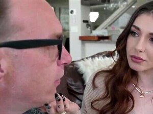 Getatoeëerde sletterige hotwife Brenna McKenna wordt geneukt door