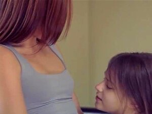 tuoreet lesbot nauttivat seksistä lelun kanssa