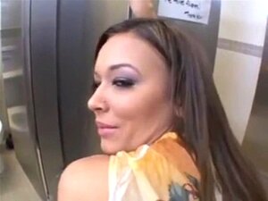 Heiße Brünette in Toiletten von TROC ausspionieren und ficken.