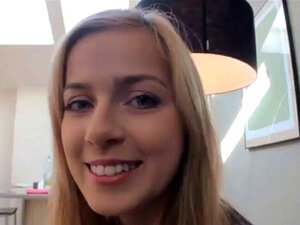 Diese blonde Babe wird dich umhauen mit ihrer Fähigkeit, sich zu