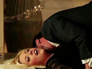 Kuumaa blondikaunotarta mehukkailla tisseillä