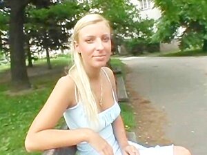 Mooie hete chick rijdt op een lul