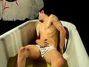 Sperma quillt aus dem Arsch, schwuler Porno Frat Piss: Kaleb Scott!
