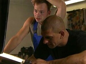 Dreier im Autohaus, Lucie Theodorova befriedigt zwei Männer in einem