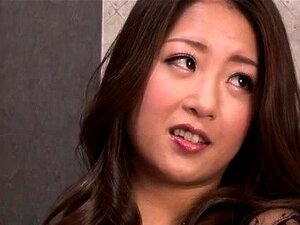 Satomi Suzuki tuntuu enemmän kuin yksi kukko halkeamalla hänen