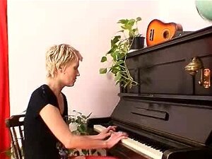 Blonde MILF in roten Strümpfen mit kinky Dildo-Action