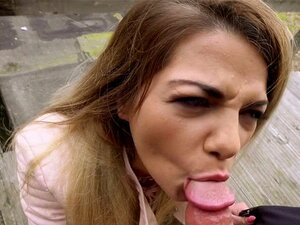 Tschechische Babe fickt britischen Schwanz in der Öffentlichkeit