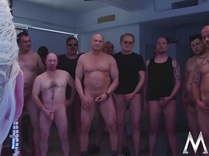 Überraschung Bukkake Gangbang für Eva