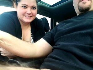 Kurvige Amateurfrau zeigt ihre Blowjob-Fähigkeiten im Auto