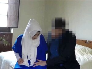 Arabische Hijab-Schlampe zahlt für Hotelzimmer mit einem schönen