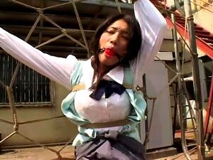 Exotische Babe mit einem phänomenalen Arsch zeigt ihre