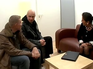 Heiße Oma wird hart in einem Bus genommen. Sieh zu, wie ihre lockere