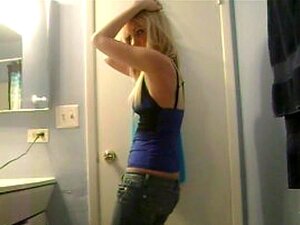 Sexy blonde Amateurin tanzt nackt vor der Kamera