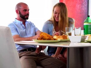 Alyssa Cole flirtet und fickt mit einem heißen Besucher. Alyssa Cole