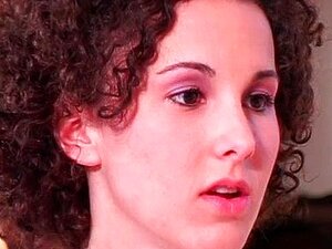 Frische lockige Schlampe hat lesbischen Sex