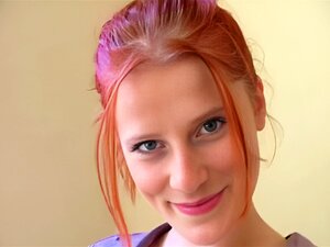 свежа црвенокоса девојка просипа
