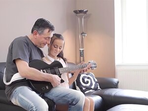 Schau dir OLD4K an. Ein großer alter Musiker kopuliert jetzt mit