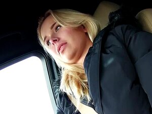 Flirtende Blondine im Auto gefickt